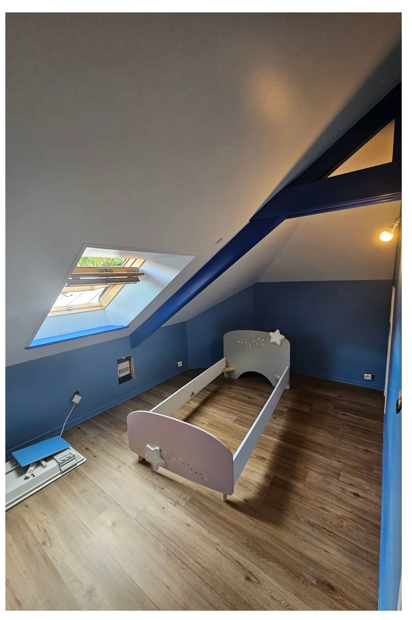 Chambre d'enfant sous combles aux murs bleus