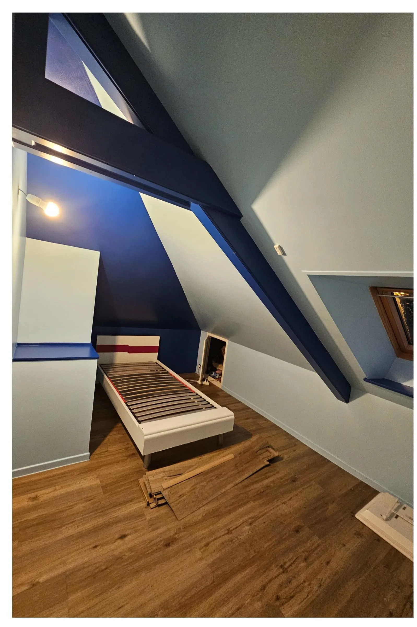 Chambre sous combles : peinture bleu nuit et poutre apparente
