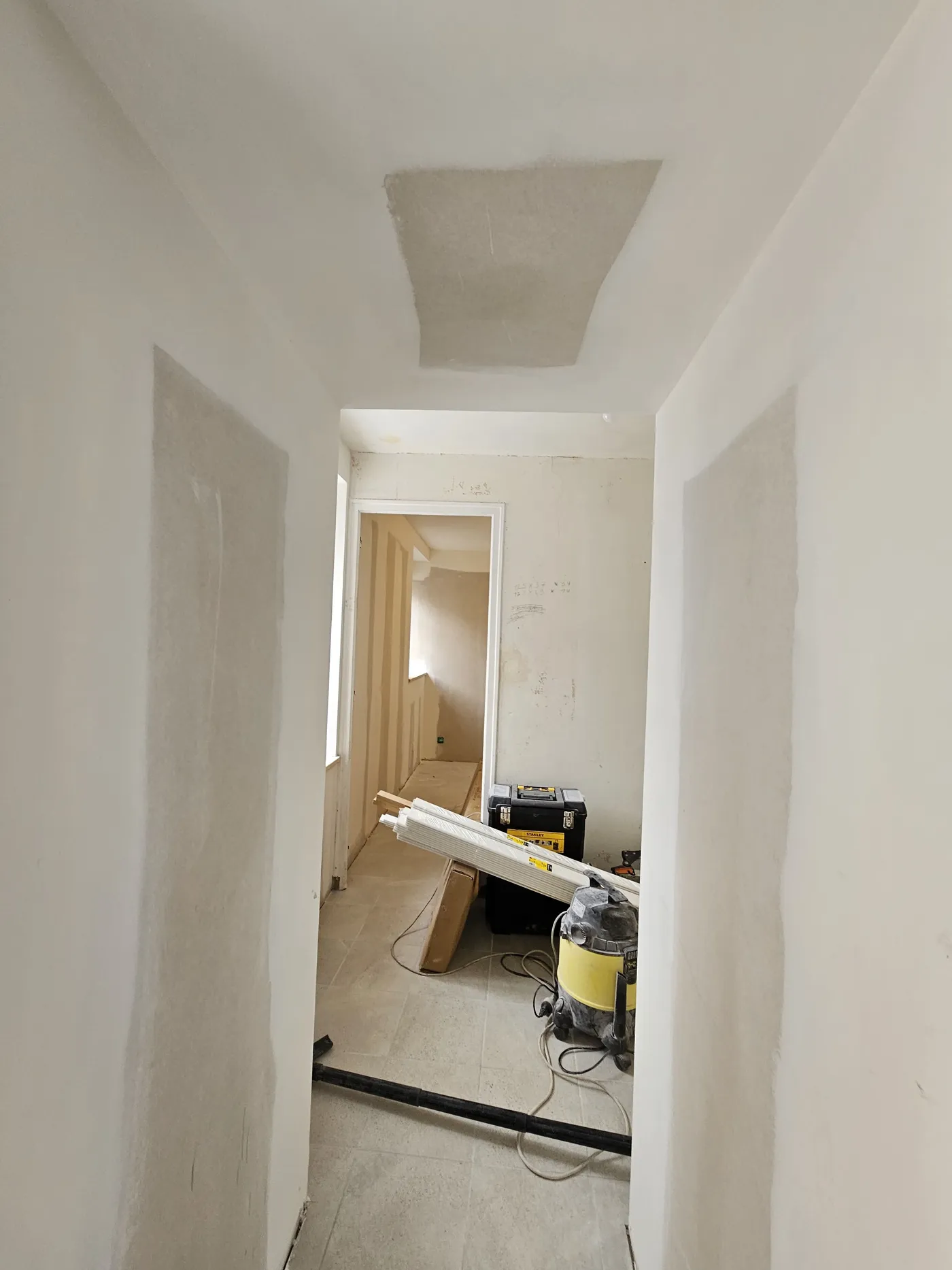 Couloir rénové en peinture blanche mate