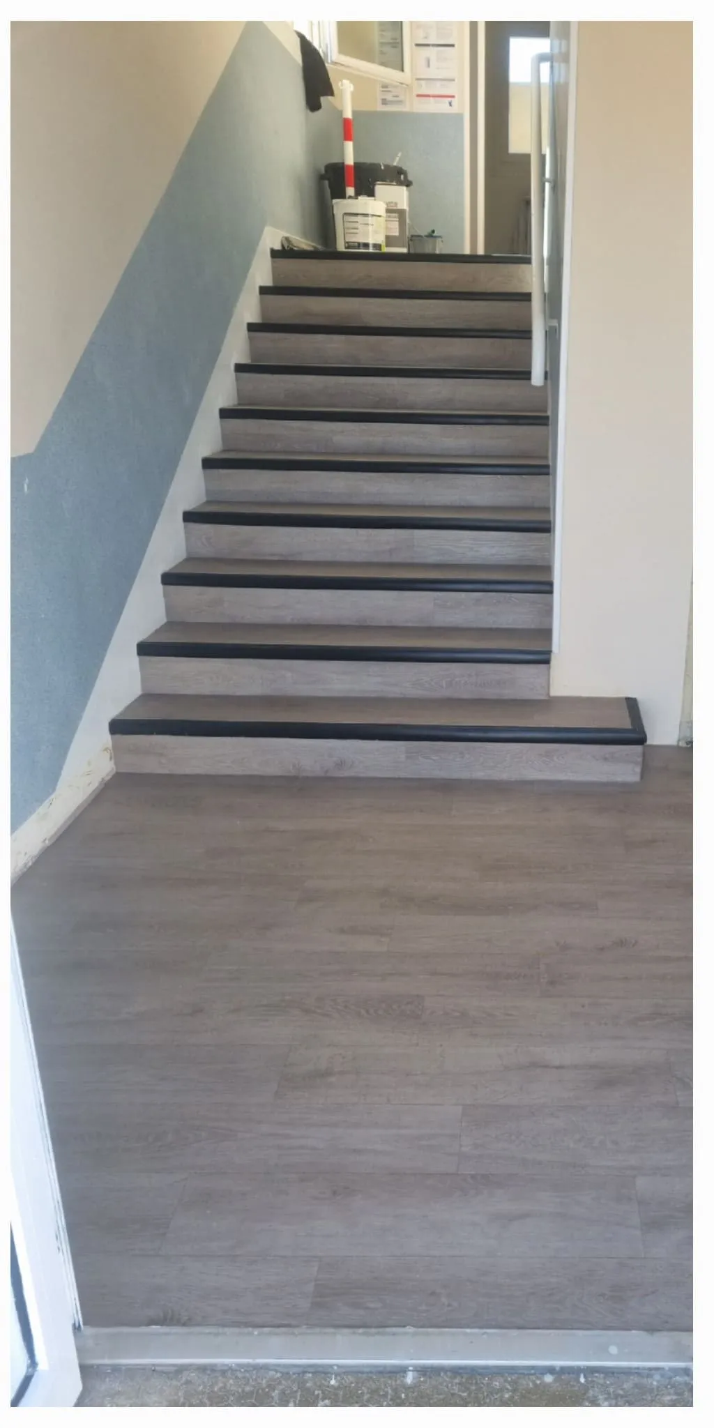 Escalier rénové avec marches en revêtement bois grisé