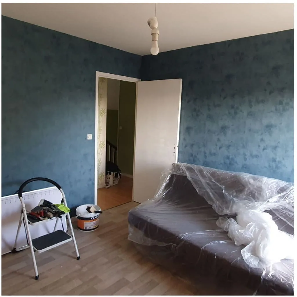 Chambre avec finition murale décorative bleue