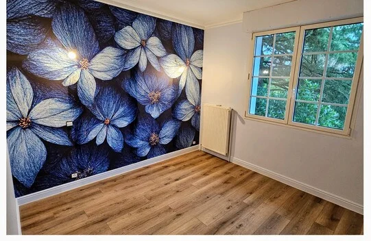 Papier peint panoramique floral posé dans une chambre