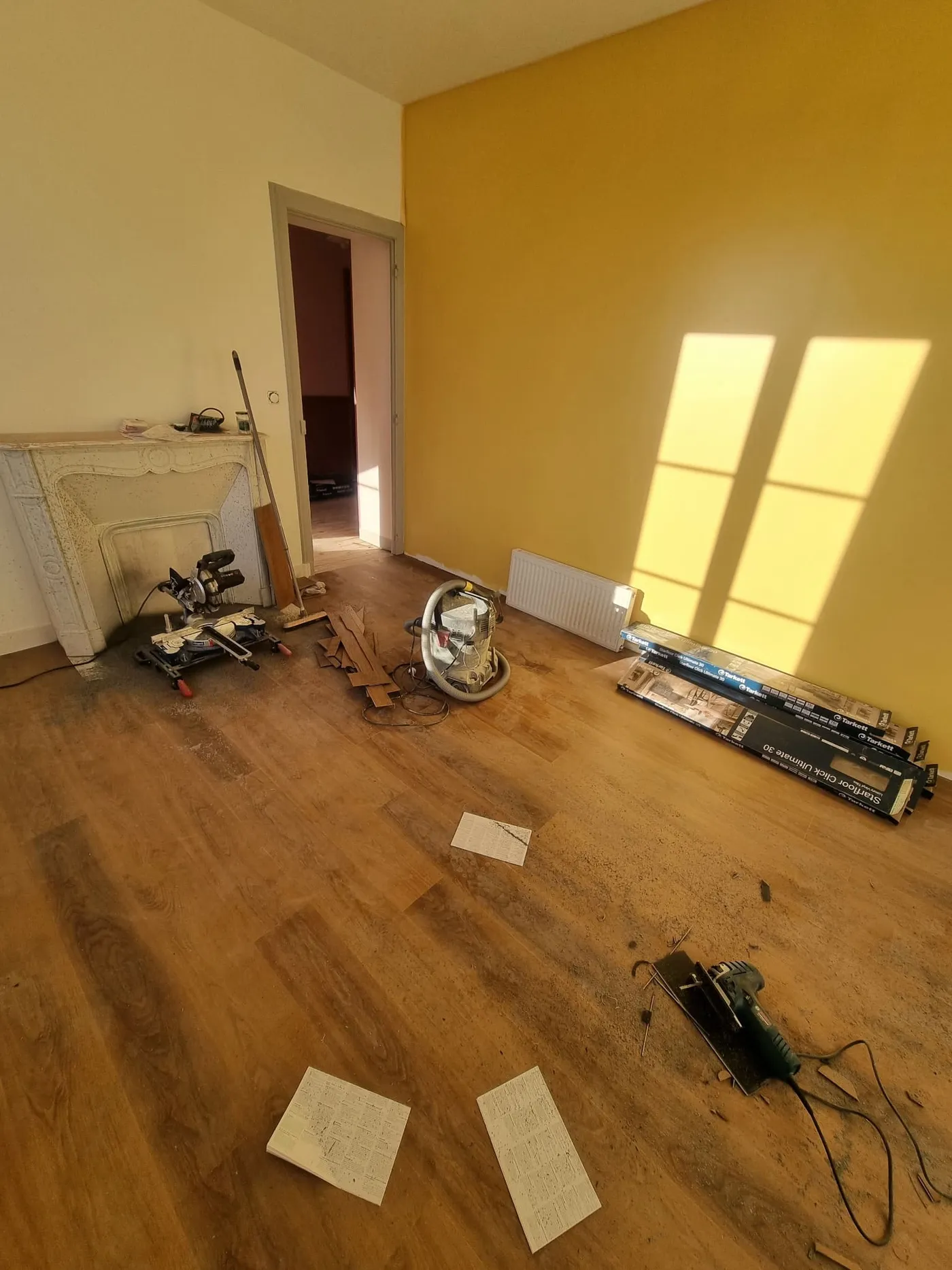Séjour avec un mur ocre chaleureux