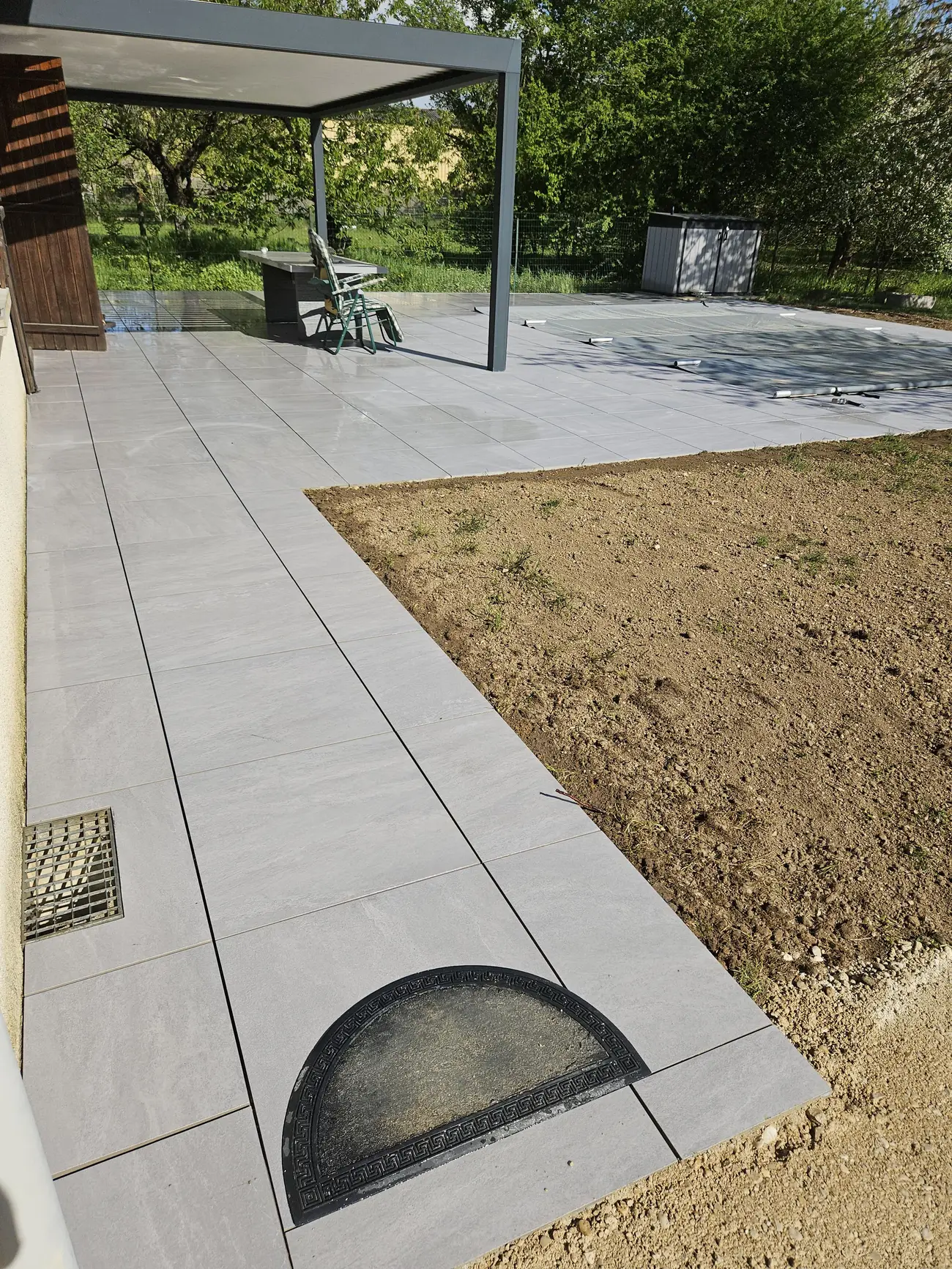 Terrasse extérieure en carrelage grand format