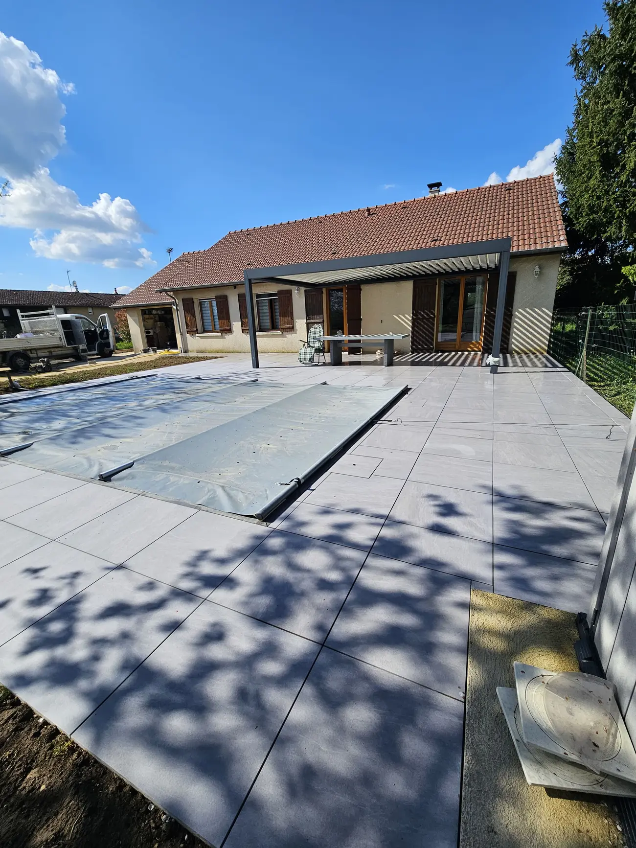 Terrasse extérieure carrelée côté jardin